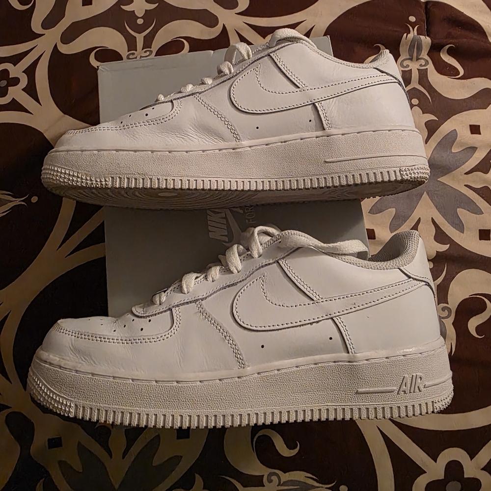 EUC NIKE Air Force 1 White Kids' Sneakers - Picture 4 of 7